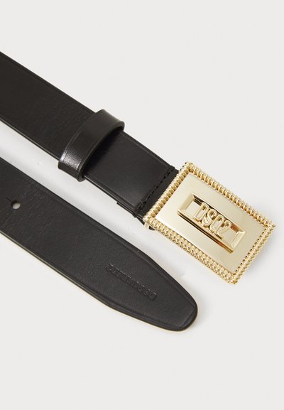 Must mustriba nahkavöö, millel on ristkülikukujuline kuldne sanga, millel on tekstureeritud äär ja mis näitab reljeefset brändi logo "DSQUARED2."