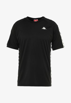 T-shirt sportiva nera a maniche corte con logo bianco sul petto e motivo ripetuto del logo su strisce bianche lungo le maniche e i lati.