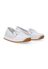 Bílé perforované slip-on boty s tkaným designem, se syntetickou podrážkou a hnědými akcenty. Zahrnuje odpovídající mašličku na přední straně.