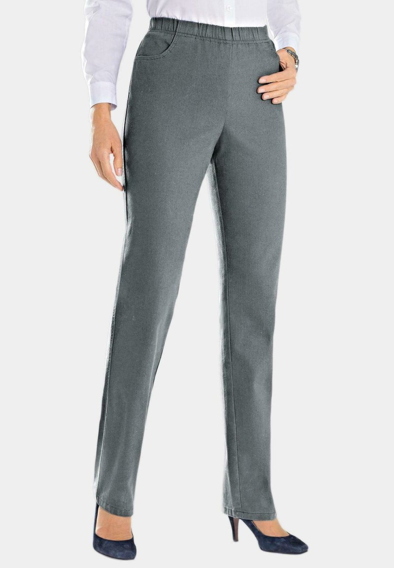 Grijze elastische taillebroek met een rechte pasvorm, voorzien van zijzakken en een gladde stoftextuur, gecombineerd met donkere schoenen.