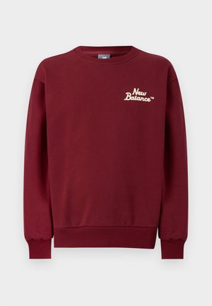 Bordeauxfarvet New Balance crewneck sweatshirt med ribstrikkede manchetter og kant, med lille cremefarvet logo på venstre bryst.