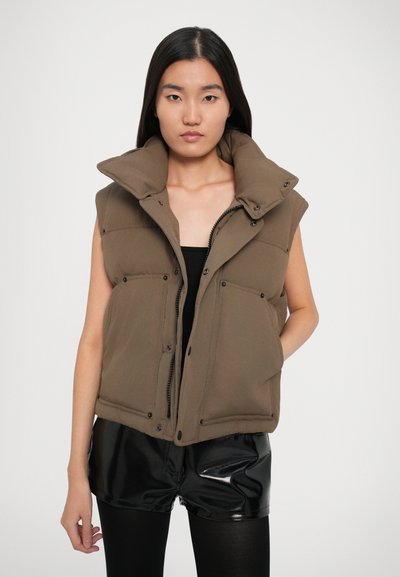 Kaki ærmeløs puffer vest med høj krave, lynlås og trykknapper. Har to forlommer og et tekstureret stof.