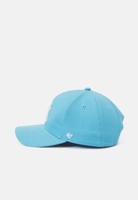 Helle blaue Kappe mit gebogenem Schirm und gesticktem Logo auf der Vorderseite. Verfügt über sechs Belüftungsöffnungen und ein angenähtes Etikett an der Seite.