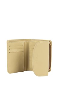 Portefeuille en cuir beige ouvert, montrant plusieurs emplacements pour cartes et une poche à monnaie zippée avec des détails de couture visibles.