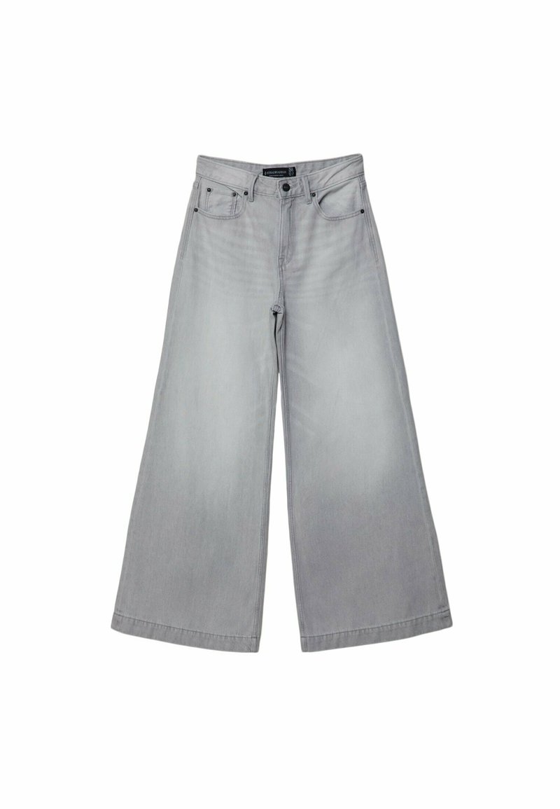 Un pantalon en denim gris à jambes larges, doté d'une taille haute, de cinq poches et d'une fermeture à bouton. Le tissu a une texture douce avec une légère décoloration.