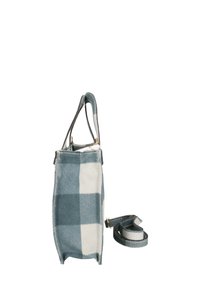 Borsa a scacchi in tessuto blu e bianco con dettagli in pelle. Forma verticale, manici corti e una tracolla regolabile.