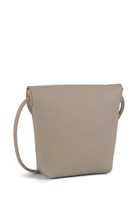 Borsa a tracolla in pelle beige con superficie testurizzata, forma triangolare, base piatta e una sola tracolla. Design semplice, senza hardware visibile.