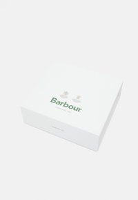 Cutie de carton alb cu logo-ul verde "Barbour" și detalii ale companiei, având elemente decorative deasupra logo-ului. Design închis.