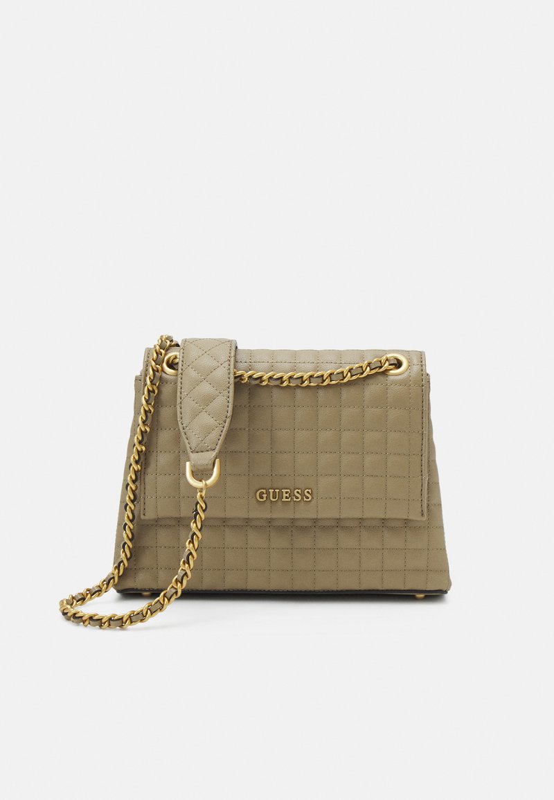 Borsa a tracolla beige imbottita con manico a catena dorata e chiusura. Presenta il logo del brand in rilievo e una forma strutturata. Texture in pelle liscia.