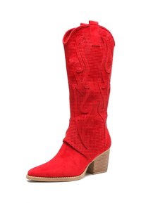 Botas de vaquero de ante rojo con diseño de llamas recortadas, punta afilada y tacón apilado. Presenta acentos texturizados y un caño alto.