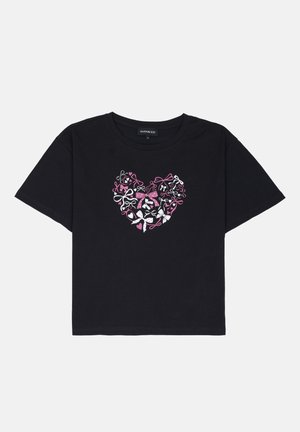 Čierne bavlnené tričko s krátkymi rukávmi so srdcovým dizajnom z farebných mašlí v ružovej, bielej a čiernej farbe uprostred.