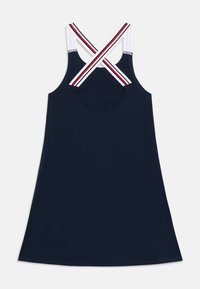 Στρατιωτικό μπλε αμάνικο φόρεμα με σταυρωτούς λευκούς ιμάντες που φέρουν κόκκινες και ναυτικές ρίγες. Μαλακό ύφασμα, στρογγυλή εγκοπή στην πλάτη και αέρινο σχήμα Α.