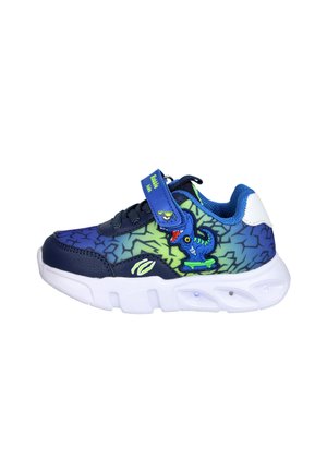 Zapatillas azules y verdes con un patrón escamoso, que presentan un gráfico decorativo de un escorpión, una correa de Velcro y una suela blanca.