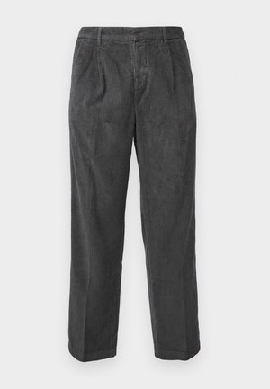 Pantalon en velours côtelé gris avec une coupe droite, présentant une texture en côtes verticales, deux plis à l'avant et des passants de ceinture standards. Pas de poches visibles.