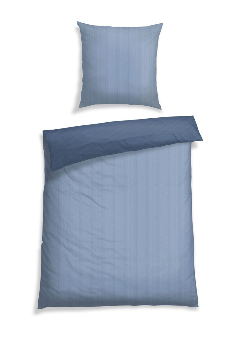 Bettwäsche-Set mit blauen Streifen, das einen Bettbezug und einen passenden Kissenbezug enthält. Glatte Textur mit einem subtilen Muster und einem kontrastierenden Farbton am oberen Ende.