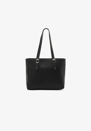 Mustapohjainen kangaskassi, joka on valmistettu strukturoidusta synteettisestä materiaalista, jossa on kudontakuos. Varustettu kahdella pitkällä hihnalla ja hopeanhohtoisilla metallisilla yksityiskohdilla.