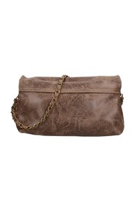 Clutch bag in pelle marrone con finitura testurizzata, dotata di una tracolla in catena dorata e chiusura con zip. Forma rettangolare compatta.