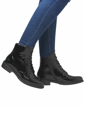Schwarze Lackleder-Stiefeletten mit Schnürung und seitlichem Reißverschluss, flachem Absatz und strukturiertem Material.
