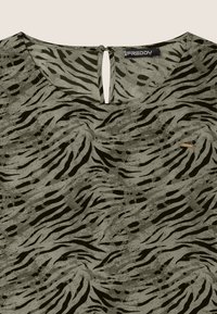 Freddy Camiseta estampada - green zebra animalier