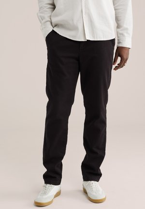 - Spodnie materiałowe