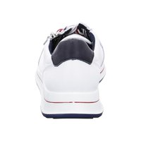 Bílá teniska s námořnicky modrým záložkou na patě, červenými a námořnicky modrými akcenty, viditelným detailem zipu a texturovanou podrážkou, pohled zezadu na bílém pozadí.