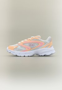 Δεν επιλέχθηκε, white/light pink