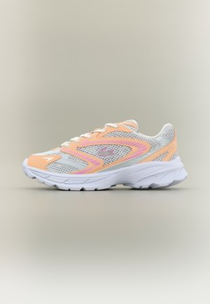 Bílá a broskvová sportovní teniska s mesh panely, bílými tkaničkami, silnou bílou podrážkou a růžovým krokodýlím logem na boku.