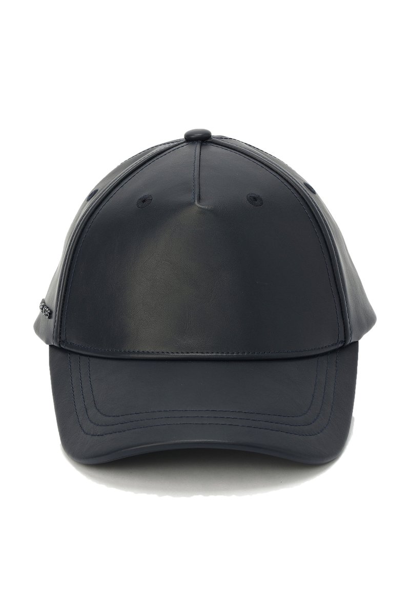 Casquette de baseball en cuir bleu marine foncé avec une visière courbée, des détails cousus et des trous de ventilation. Texture lisse avec un design structuré.