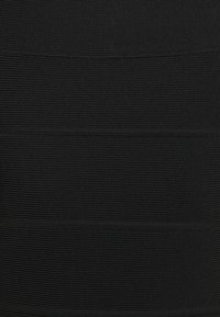 Gros plan d’un tissu textile sombre nervuré montrant des rayures texturées horizontales et un motif tissé fin.