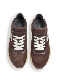 Sneaker in suede marrone con lacci bianchi, accenti grigi e suola in gomma liscia. Presenta un'etichetta con logo sulla linguetta e dettagli testurizzati.