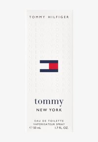 Scatola rettangolare bianca con testo in rilievo "NEW YORK", branding navy "tommy" e un logo rosso, bianco e blu. Eau de Toilette da 50 mL.