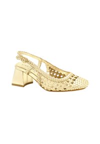 Scarpa slingback in pelle dorata con tomaia intrecciata e tacco a blocco. Presenta una punta arrotondata e una cinturino decorativo intrecciato con un accento circolare.