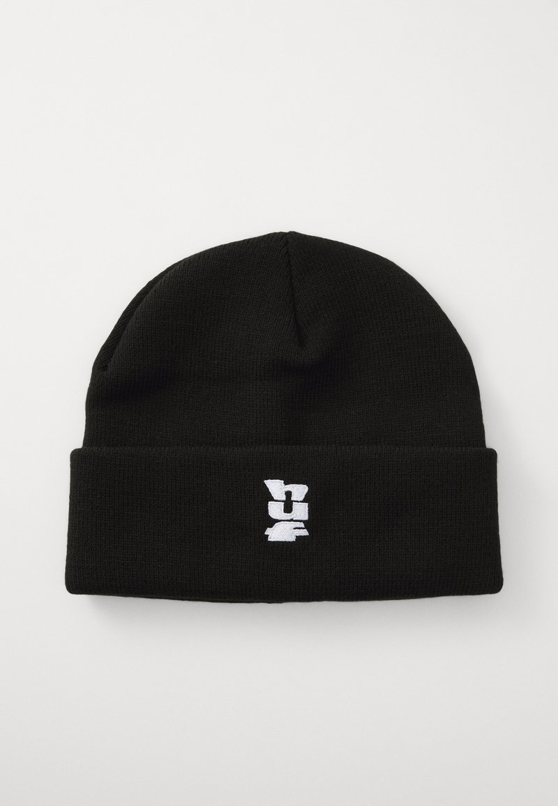 Căciulă neagră din material tricotat, cu o margine pliată și detalii cu logo brodat alb.