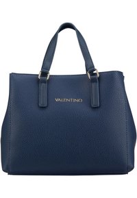 Mörkblå pebblat läderhandväska med två korta handtag. Utrustad med guldfärgad hårdvara och präglad logotyp på framsidan. Strukturerad rektangulär form.