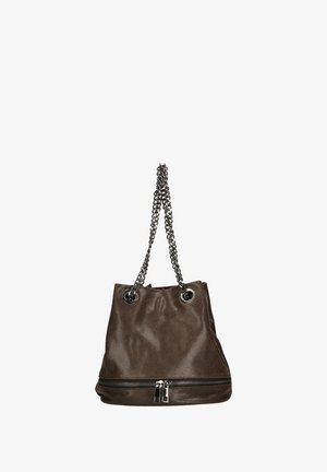 Bruine leren emmer tas met een gestructureerde afwerking, zilveren kettinghengsels en een ritsdetail aan de onderkant. Dubbele grommetopeningen.