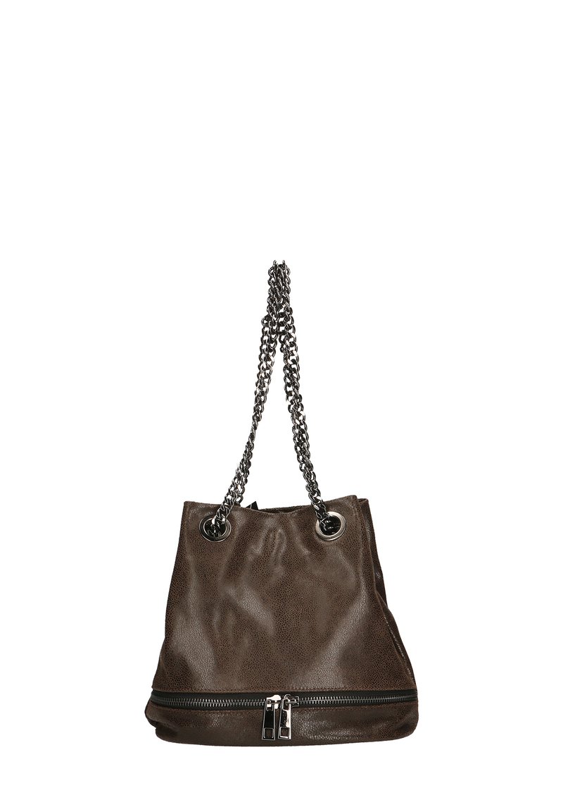 Borsa a secchiello in pelle marrone con finitura testurizzata, tracolle in catena argentata e dettaglio con zip alla base. Aperture a doppio occhio.