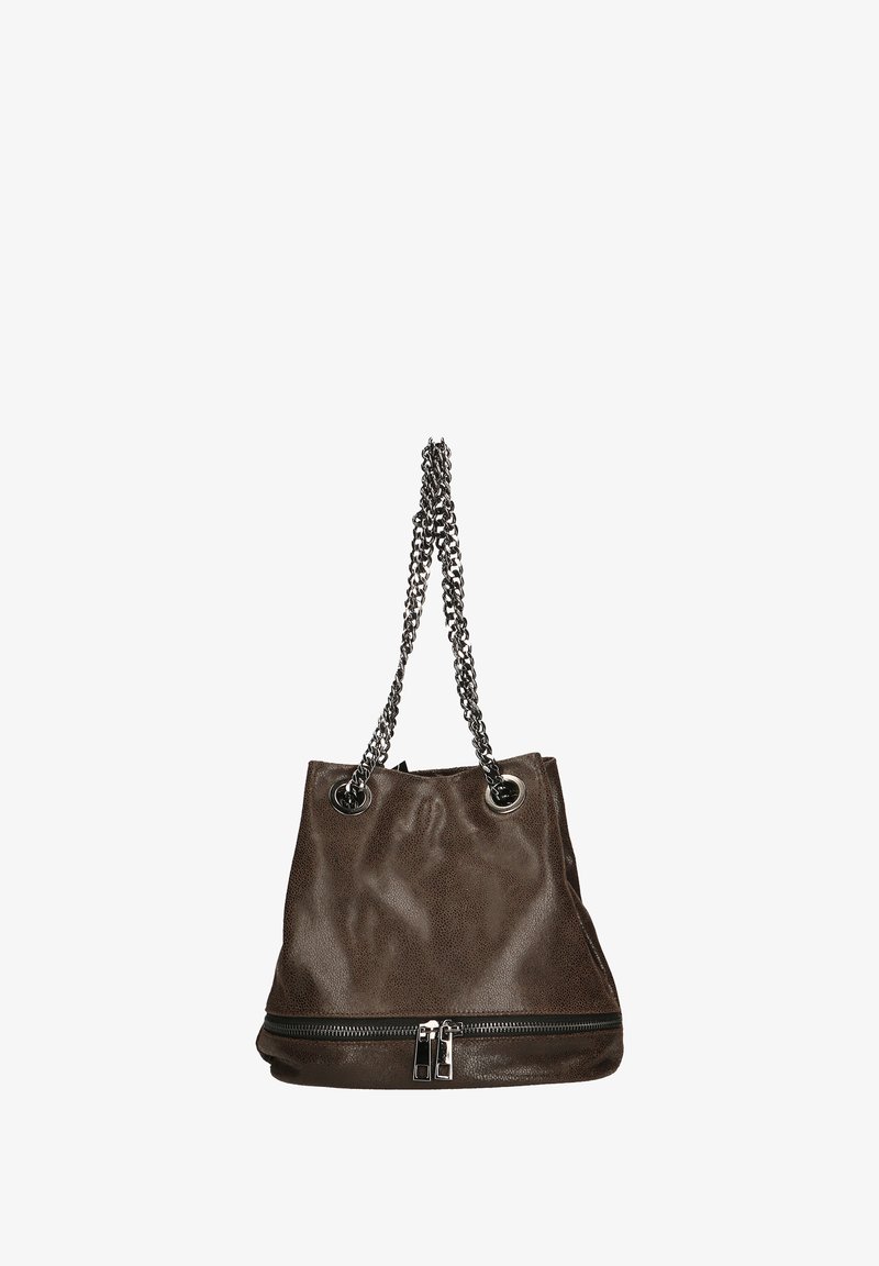 Borsa a secchiello in pelle marrone con finitura testurizzata, tracolle in catena argentata e dettaglio con zip alla base. Aperture a doppio occhio.