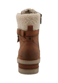 Brązowy skórzany botek za kostkę z puszystym kremowym kołnierzem z sztucznego futra, bocznym zamkiem błyskawicznym i detalem z klamrą. Posiada teksturowaną podeszwę dla lepszej przyczepności.