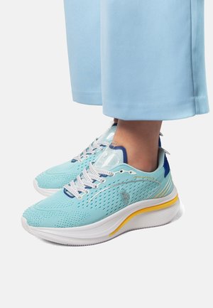Pantofi sport bleu deschis, cu un brâu din plasă texturată, talpă albă, accente galbene și contrafort albastru; au închidere cu șireturi și detalii cu logo.