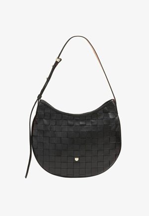 Schwarze geflochtene Leder-Umhängetasche mit einer geschwungenen Form, verstellbarem Schulterriemen und kleinem goldfarbigen Akzent auf der Vorderseite. Strukturierte Oberflächendetails.