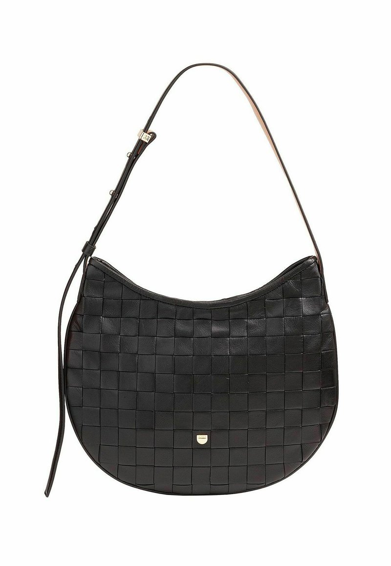 Zwarte geweven lederen schoudertas met een gebogen vorm, verstelbare schouderband en een kleine goudkleurige accent aan de voorkant. Gemêleerd oppervlakdetail.
