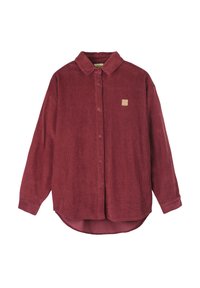 Chemise en velours côtelé bordeaux avec un devant boutonné, des manches longues et un col. Présente un petit logo carré sur la poche poitrine.