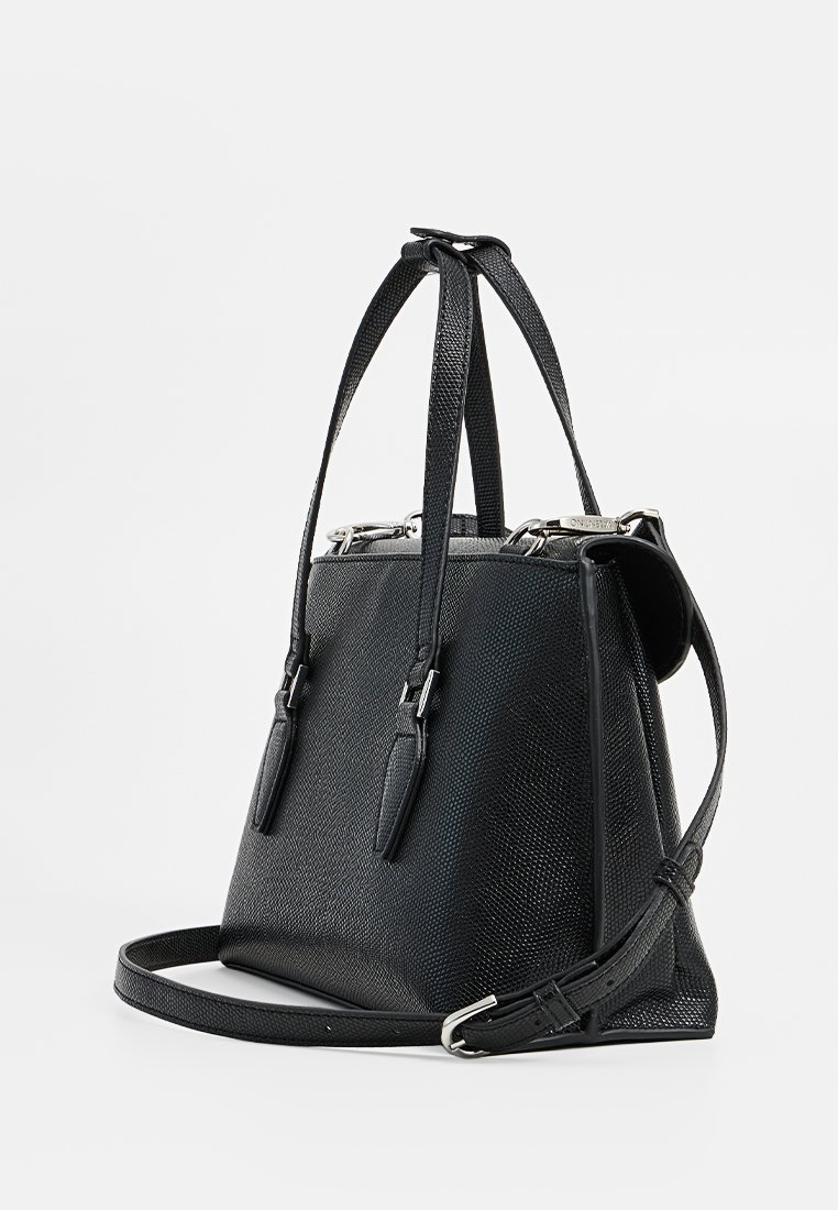 Sac à main noir texturé avec des poignées doubles, une bandoulière et des accents en métal argenté. Forme structurée avec une base lisse.