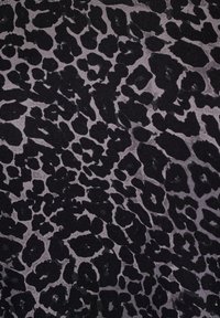 Černá a šedá látka s leopardím vzorem obsahující nepravidelné tvary a textury, což vytváří měkký, vrstvený vzhled.