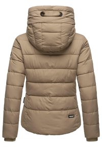 Beige donsjack met een toegesnoerde capuchon, horizontale doorgestikte naden en geribbelde manchetten. Voorzien van een patch-logo op de linkerheup. Glad en zacht van textuur.