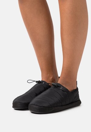 Chaussures noires à enfiler, rembourrées, avec une tige douce et texturée, dotées d'un bout arrondi et de lacets ajustables à l'avant.