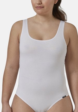 Body blanc style débardeur en tissu de coton doux. Présente un col rond et une petite étiquette de marque sur la hanche. Texture lisse.