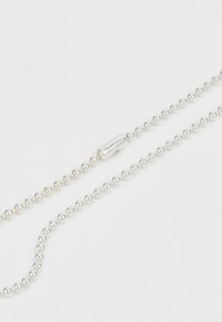 Strieborný náhrdelník z korálkového reťazca so malými guľatými korálkami a hladkým oválnym zapínaním. Dizajn je jednotný a minimalistický.