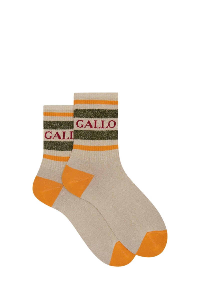 Calzini beige con punte e talloni arancioni, caratterizzati da strisce orizzontali verdi e arancioni. "GALLO" è visibile in bordeaux sulla fascia.