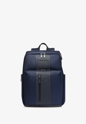 Zaino blu navy realizzato in tessuto strutturato con dettagli in pelle. Presenta due scomparti con cerniera, una tasca frontale con cerniera e una maniglia superiore robusta.